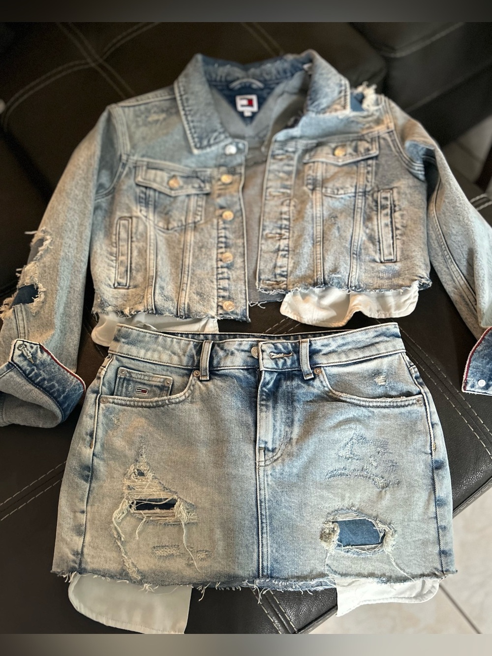 Tommy Jeans Distressed Denim Co-Ord Set – Cropped Izzie Jacket & Sophie Mini Ski
